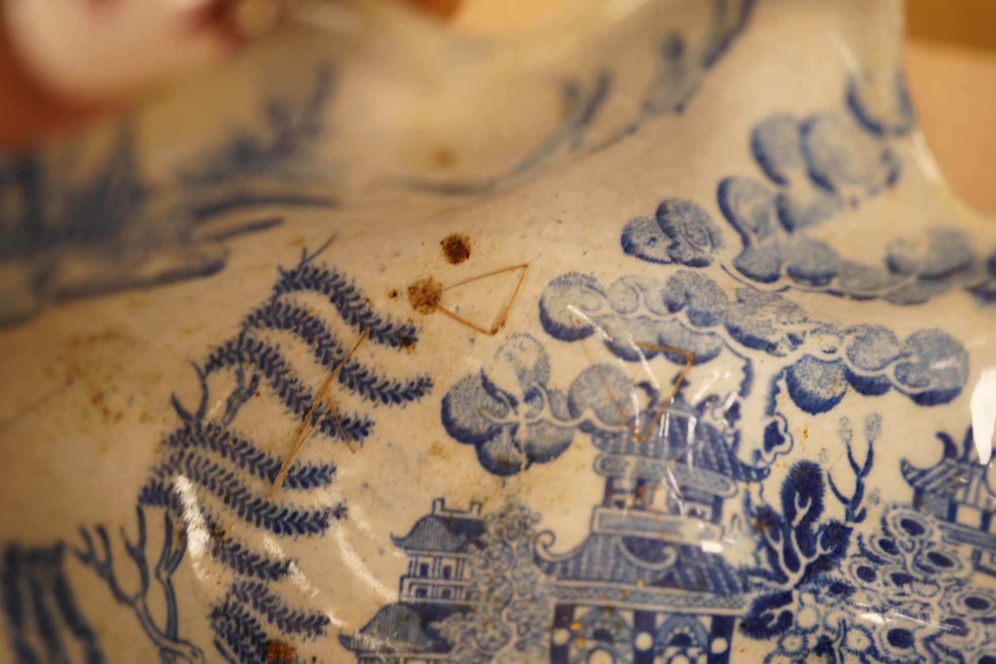 Two late 18th century Worcester or Caughley Cormorant fisherman pattern leaf pickle dishes and two early 19th century blue and white pottery leaf pickle dishes, largest 14.5cm long.